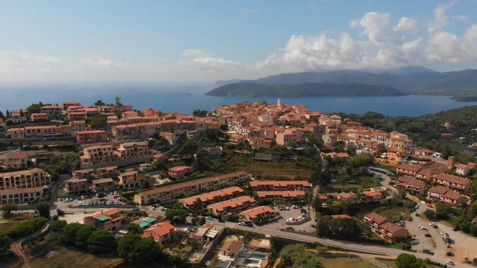 Nearby landmark, Neighbourhood, Natural landscape, Bird's eye view, City view, Mountain view, Sea view, Street view