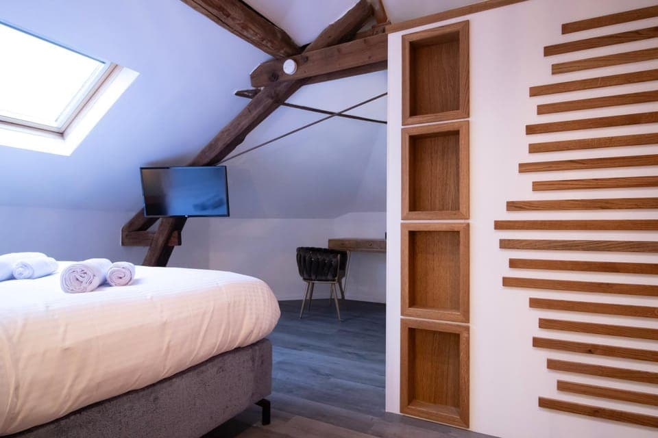 Bed, TV and multimedia, Photo of the whole room, Bedroom