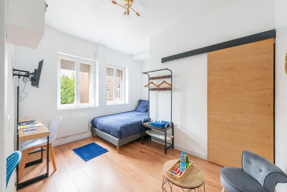 Photo of the whole room, Seating area