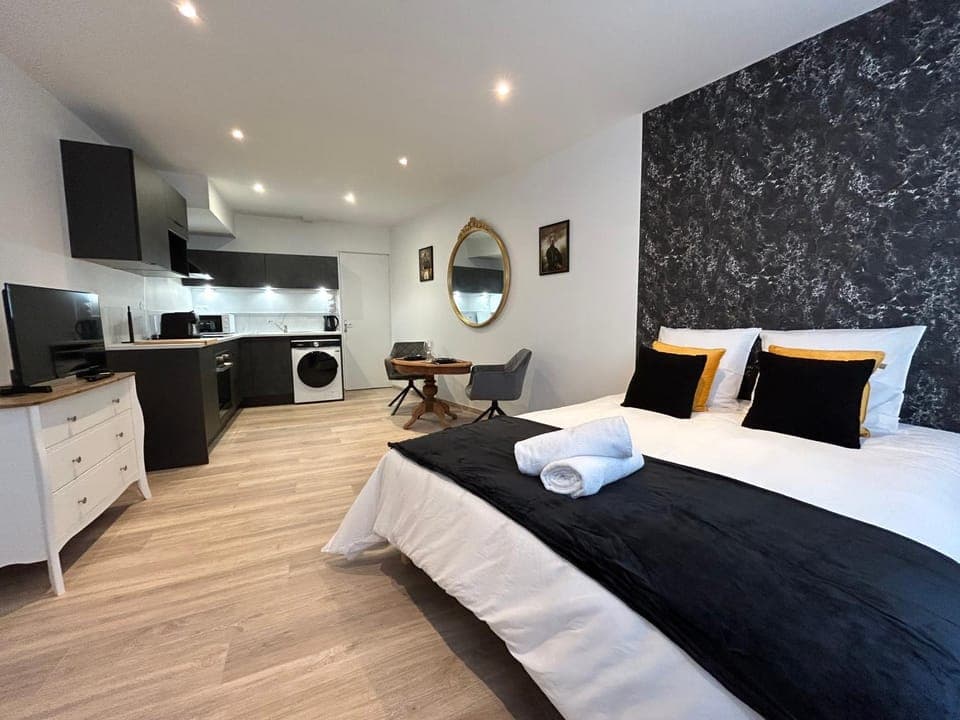 Bed, TV and multimedia, Kitchen or kitchenette, towels, washing machine