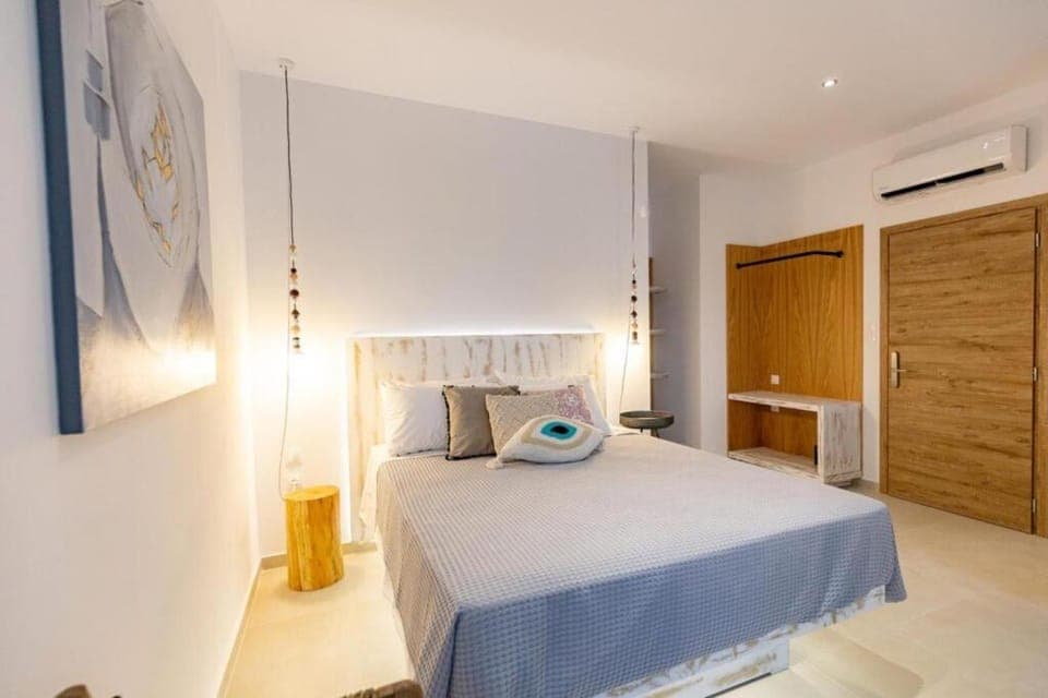 Photo of the whole room, Bedroom, wardrobe, air conditioner