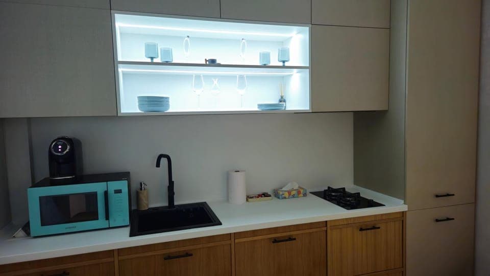 Coffee/tea facilities, Kitchen or kitchenette, stove