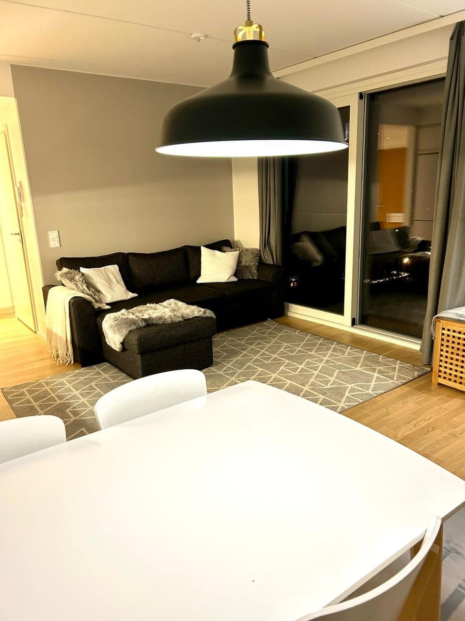Living room, Photo of the whole room