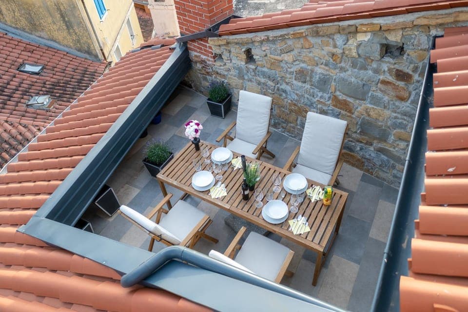 Patio, Day, Dining area