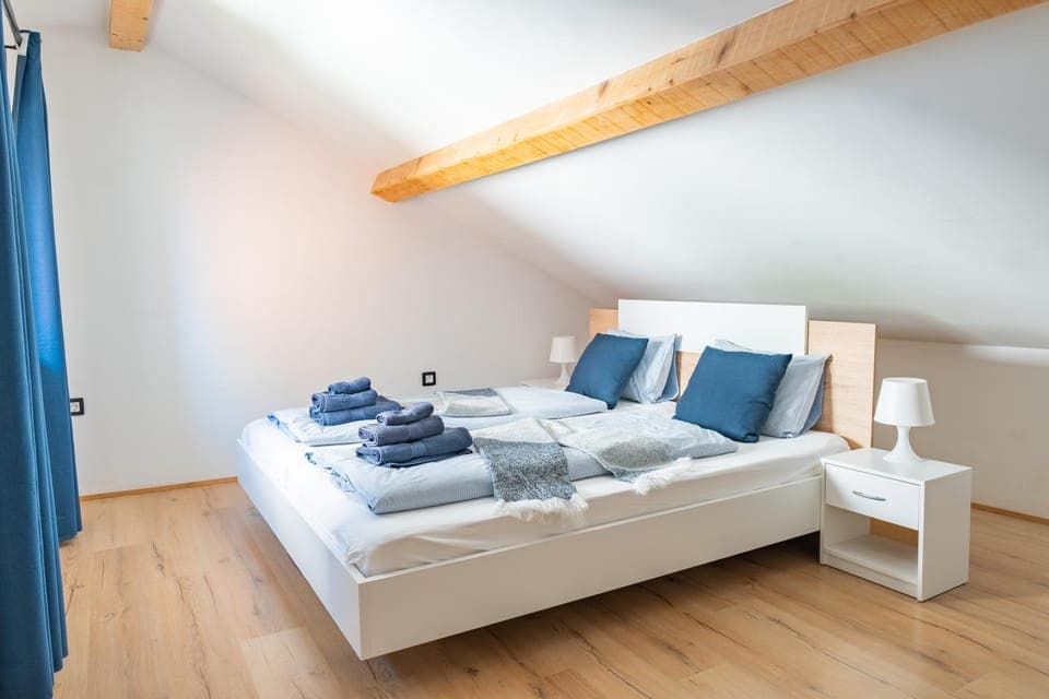 Bed, Photo of the whole room, Bedroom, towels