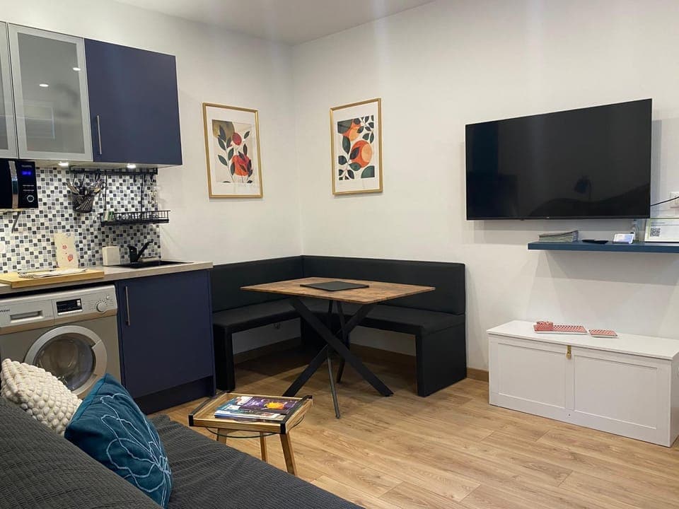 TV and multimedia, Kitchen or kitchenette, Living room, Seating area, Dining area, oven, stove