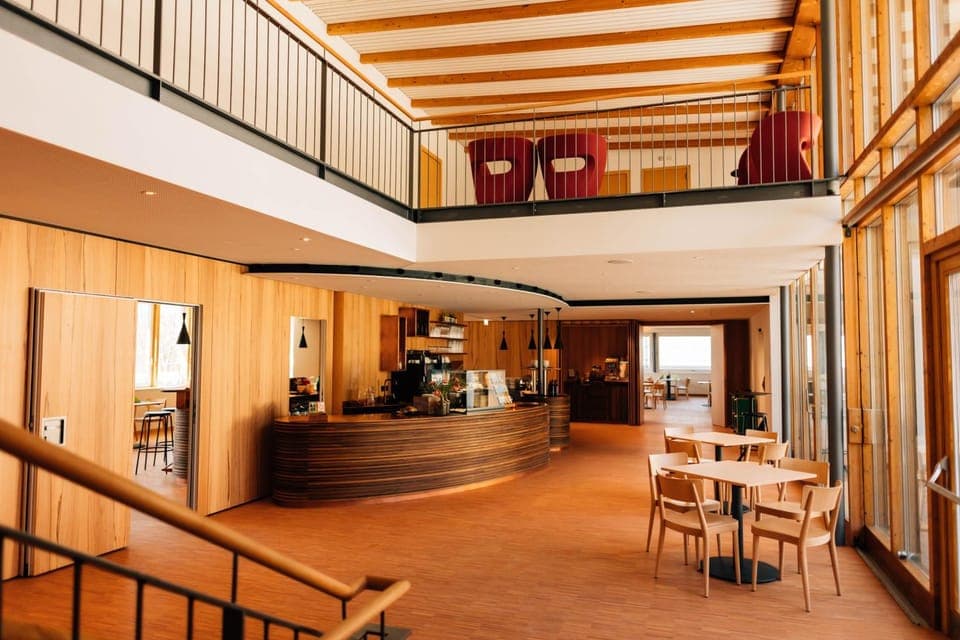 Restaurant/places to eat, Lounge or bar