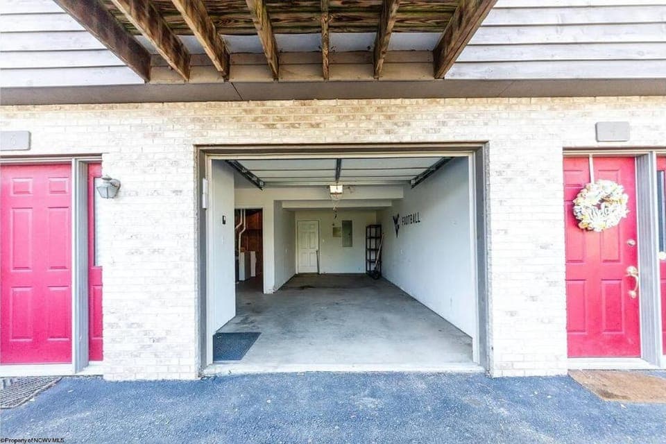 5 Min Walk to WVU Hosp Stadium Apartment in Morgantown