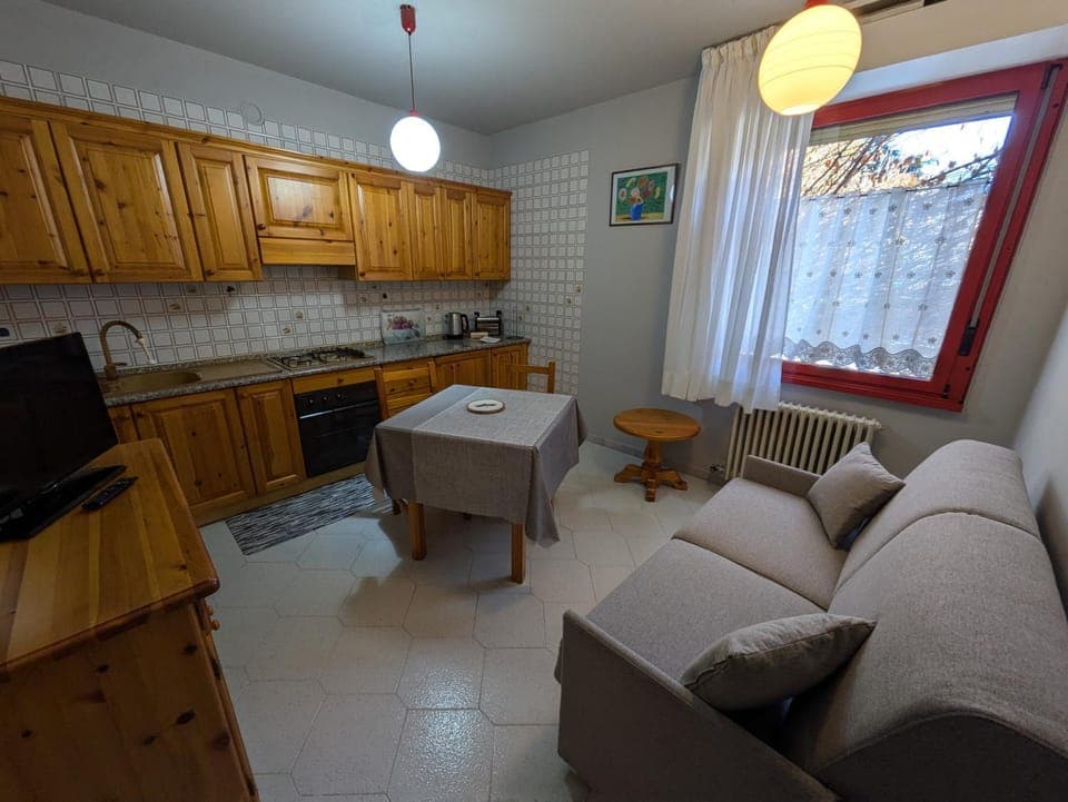 TV and multimedia, Kitchen or kitchenette, Living room, Seating area, Dining area, stove