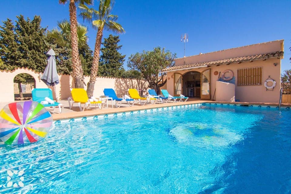 Communal lounge/ TV room, Day, Pool view, Swimming pool, sunbed