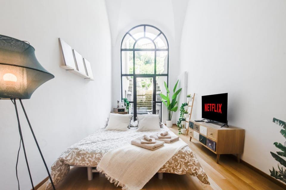 Bed, TV and multimedia, Living room, Seating area, Bedroom