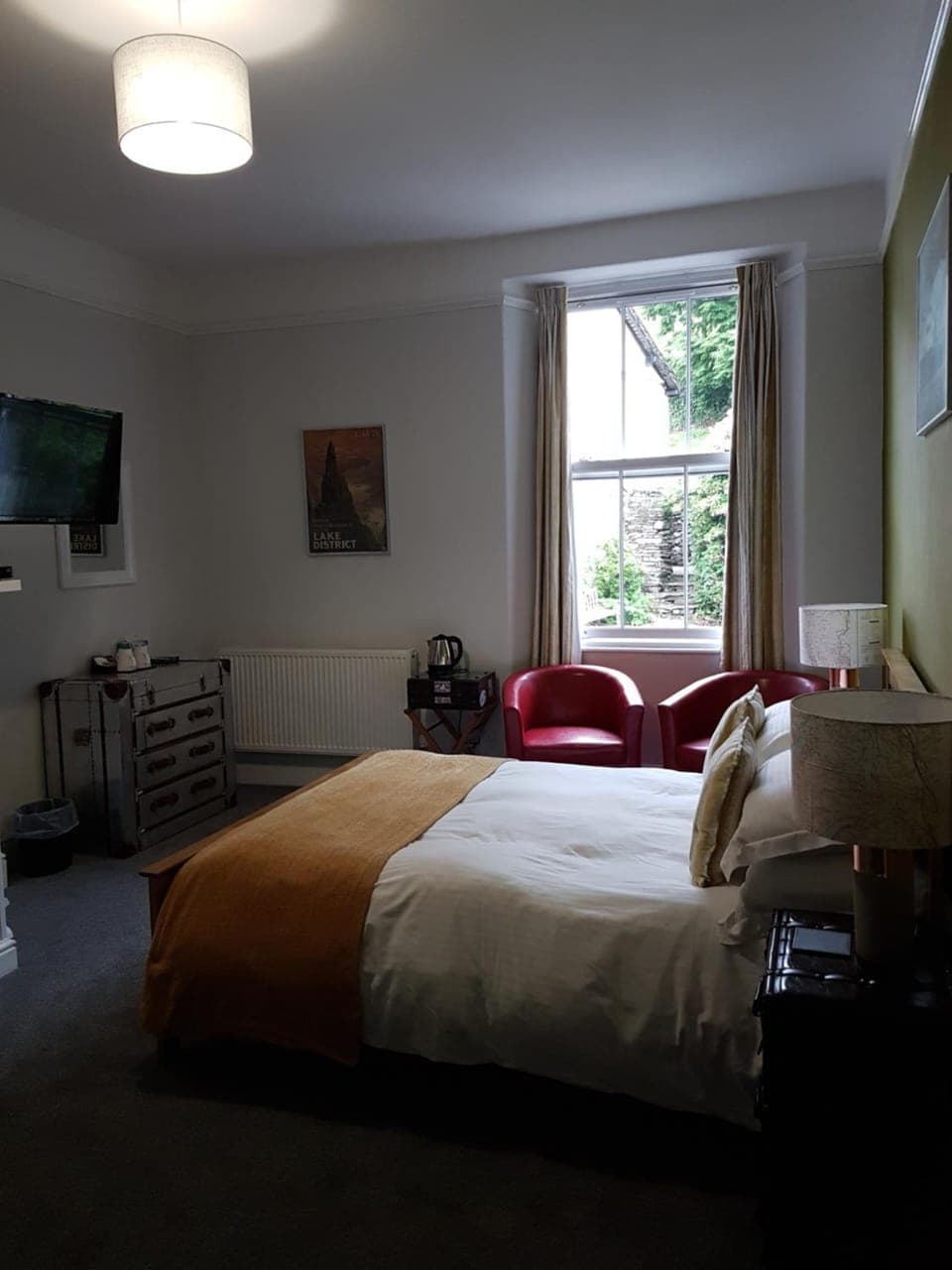 Bed, TV and multimedia, Photo of the whole room, Seating area, Bedroom