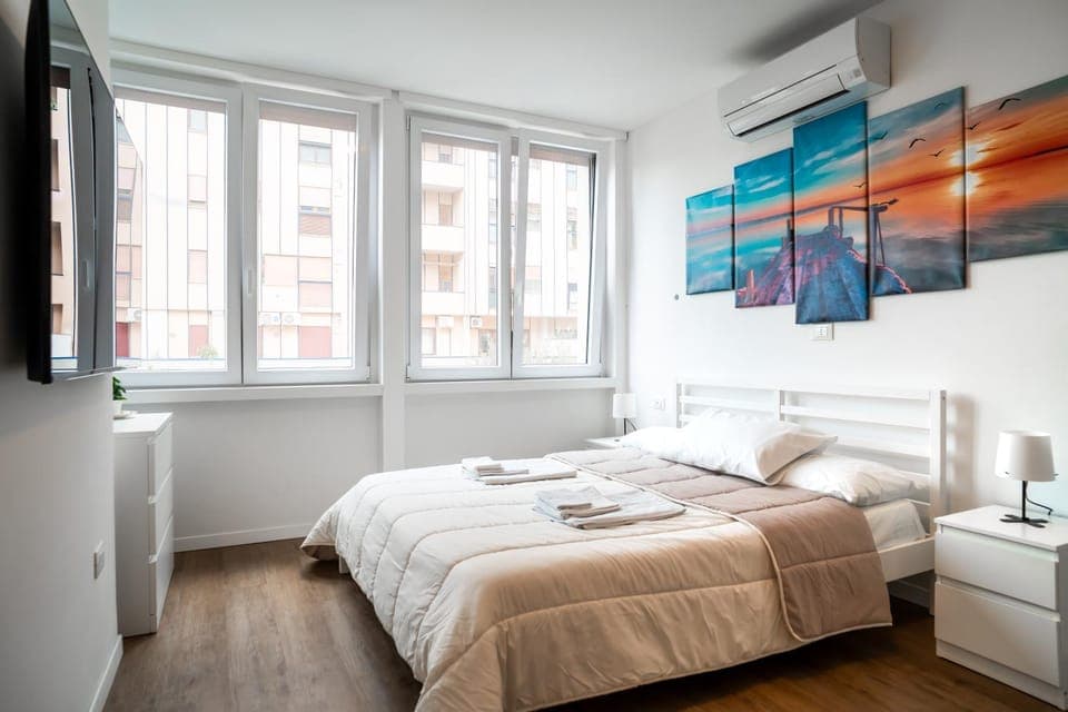 Bed, TV and multimedia, Photo of the whole room, Bedroom, towels, air conditioner