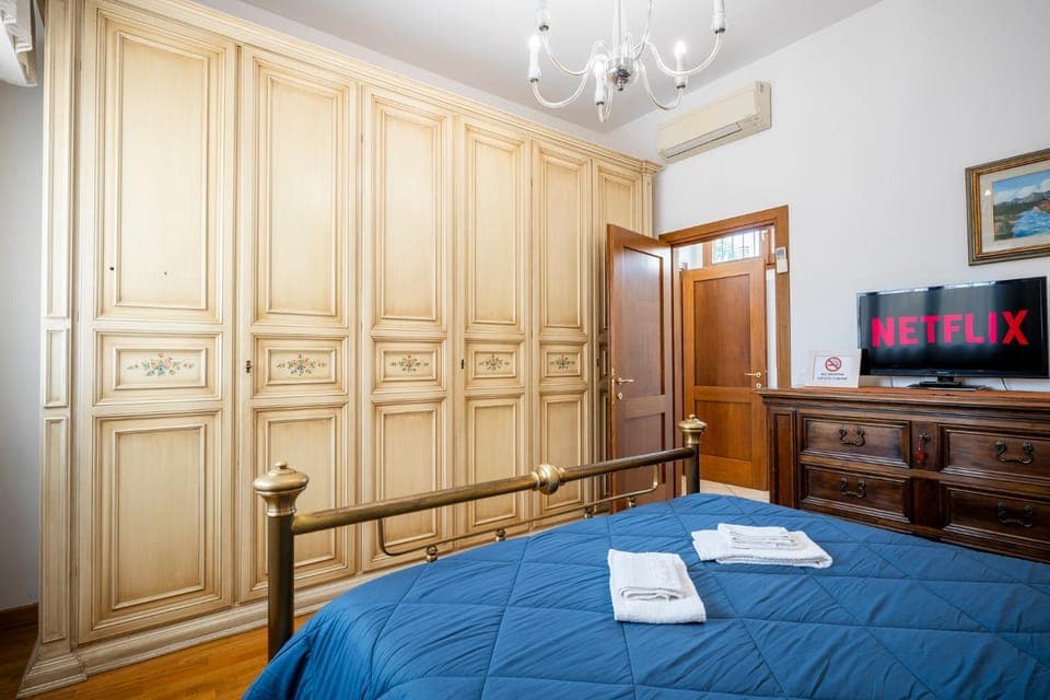 Bed, TV and multimedia, Photo of the whole room, Bedroom, towels, wardrobe