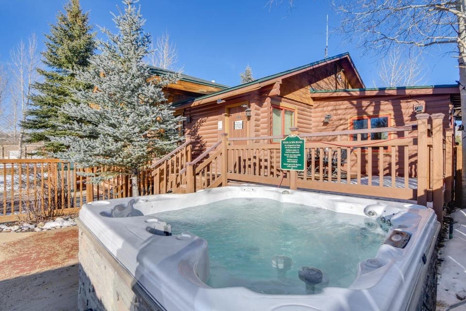 4 Mi to Granby Ranch: Cabin w/ Hot Tub Access! Cabin in Granby