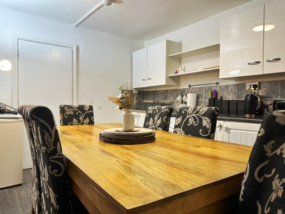 Kitchen or kitchenette, Seating area, Dining area