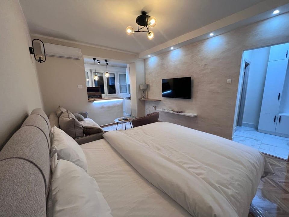 Photo of the whole room, Seating area