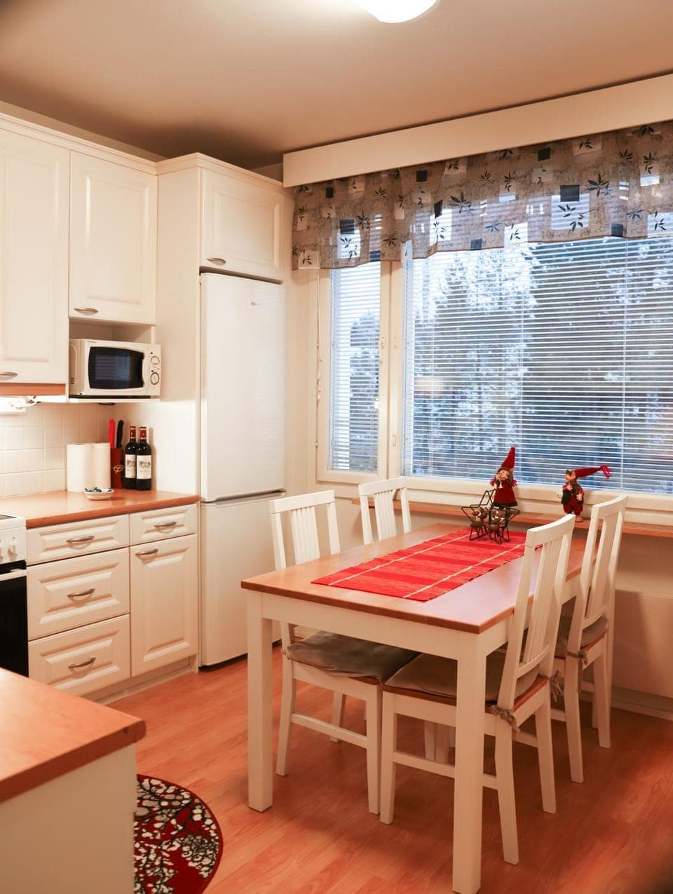 Coffee/tea facilities, microwave, oven, kitchen