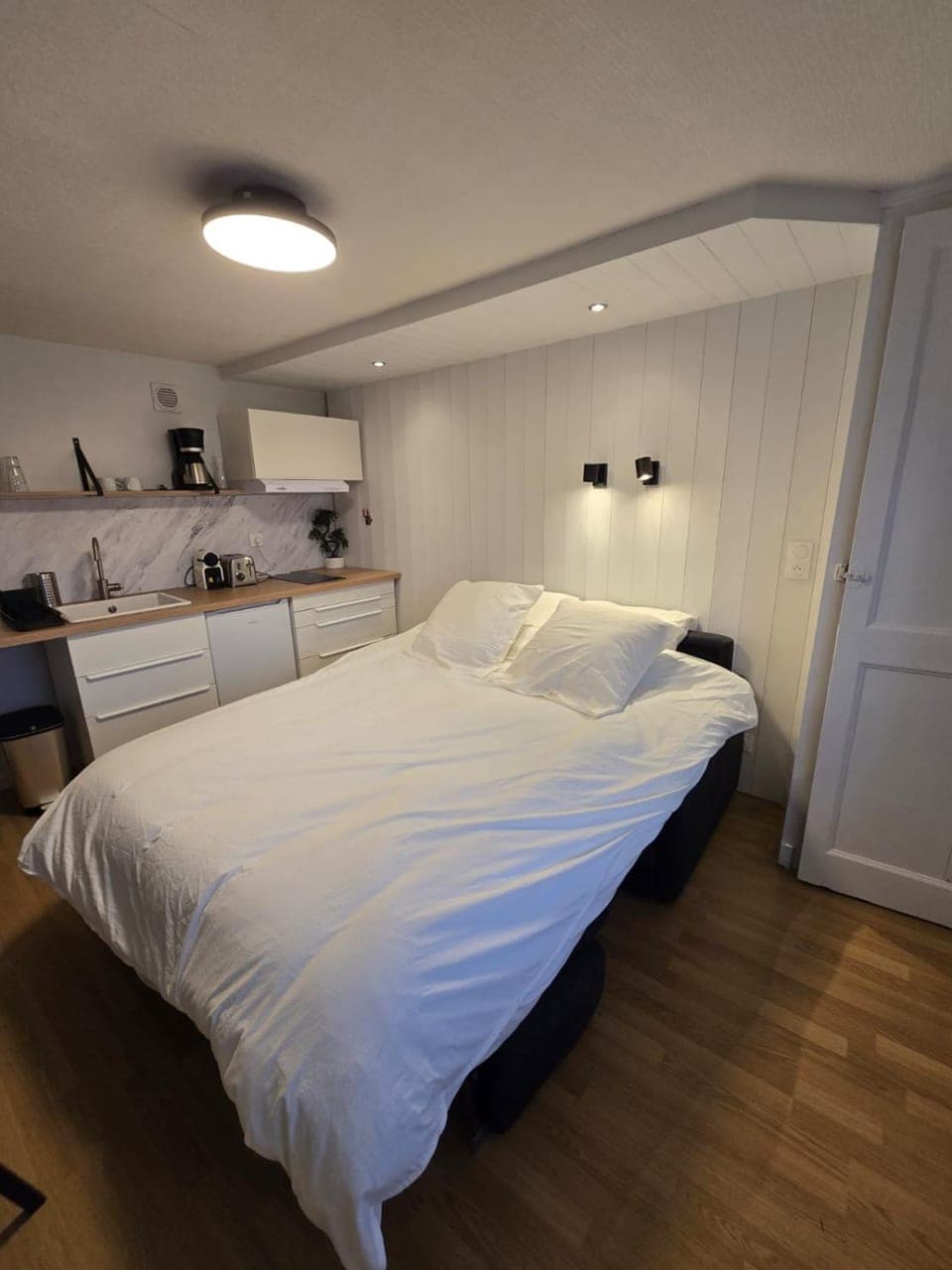 Bed, Photo of the whole room