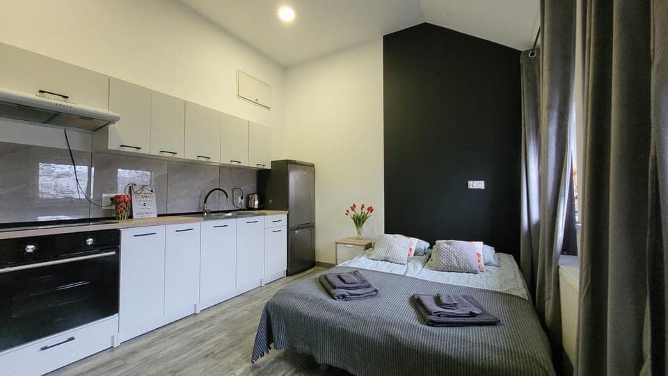 Bed, Kitchen or kitchenette, Photo of the whole room, Bedroom, stove, towels