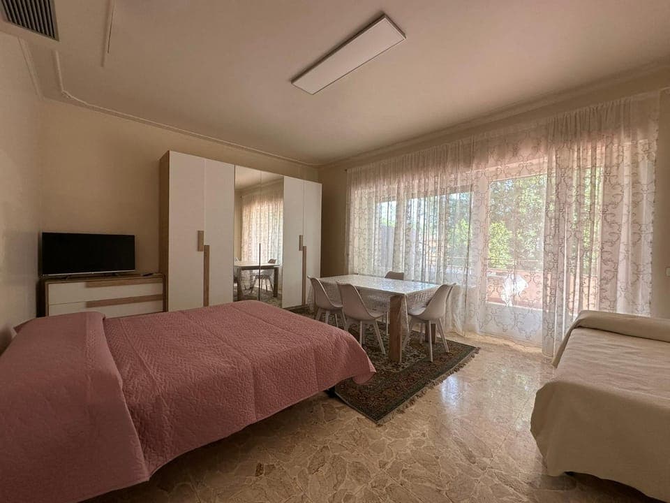 Bed, TV and multimedia, Photo of the whole room, Seating area, Bedroom