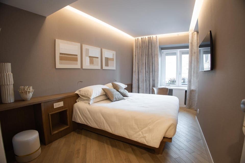 Bed, TV and multimedia, Photo of the whole room, Bedroom