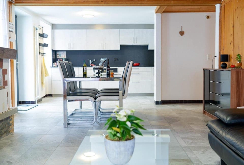 Kitchen or kitchenette, Dining area, oven, pet friendly, stove