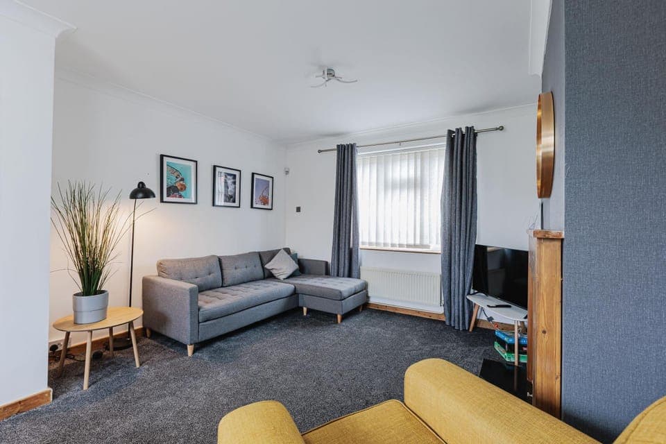 TV and multimedia, Living room, Seating area, Evening entertainment