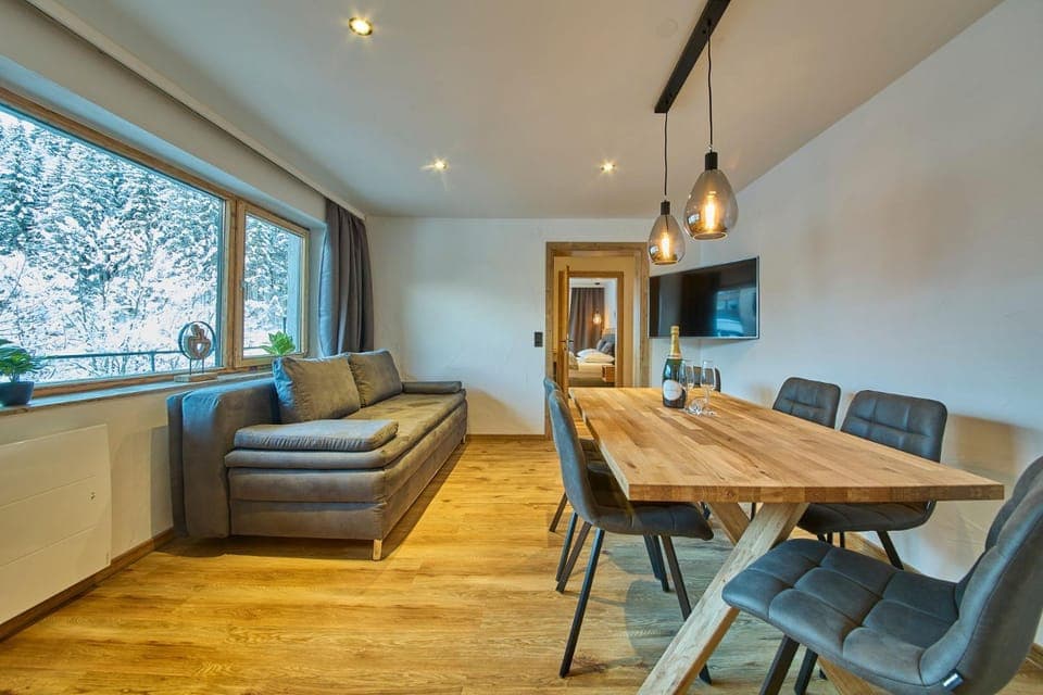 TV and multimedia, Living room, Seating area, Dining area