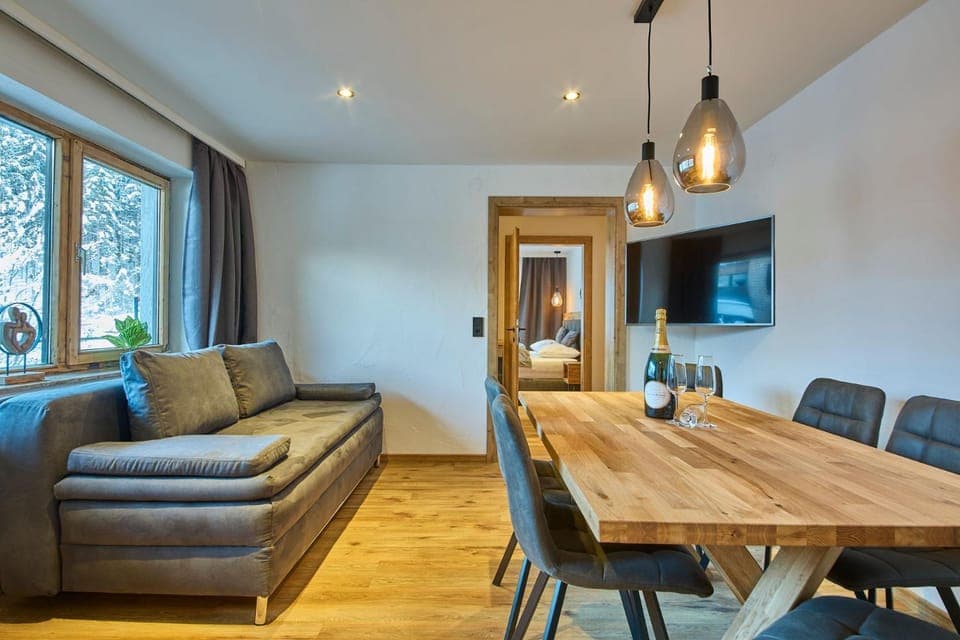 TV and multimedia, Living room, Seating area, Dining area