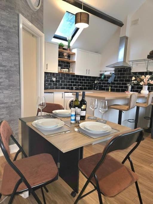 Kitchen or kitchenette, Dining area