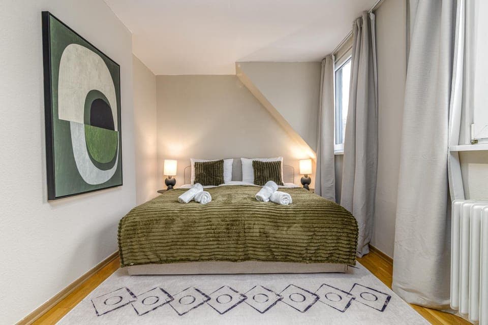 Bed, Bedroom, towels