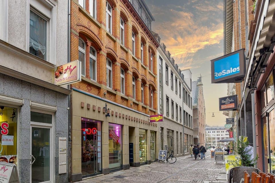 Property building, Day, Neighbourhood, City view, Street view, Location