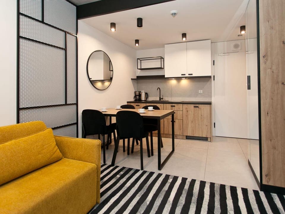 Kitchen or kitchenette, Living room, Seating area, Dining area