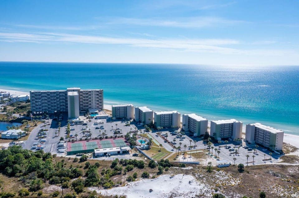 Property building, Natural landscape, Bird's eye view, Beach, Sea view, Location