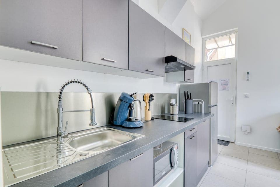 Coffee/tea facilities, Kitchen or kitchenette, stove