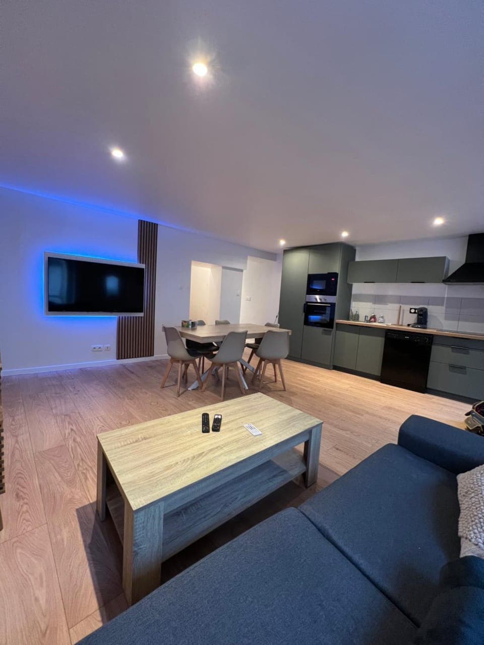 TV and multimedia, Kitchen or kitchenette, Living room, Seating area, Dining area