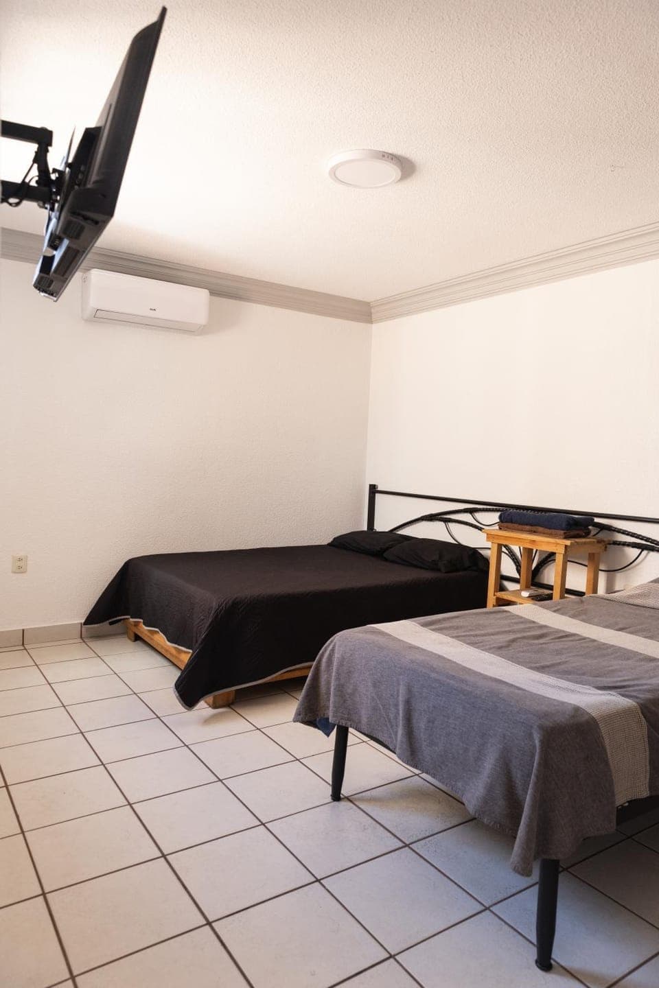 Bed, TV and multimedia, Photo of the whole room, Bedroom, air conditioner