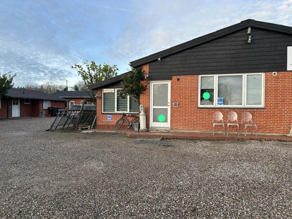 Property building, Facade/entrance, Parking