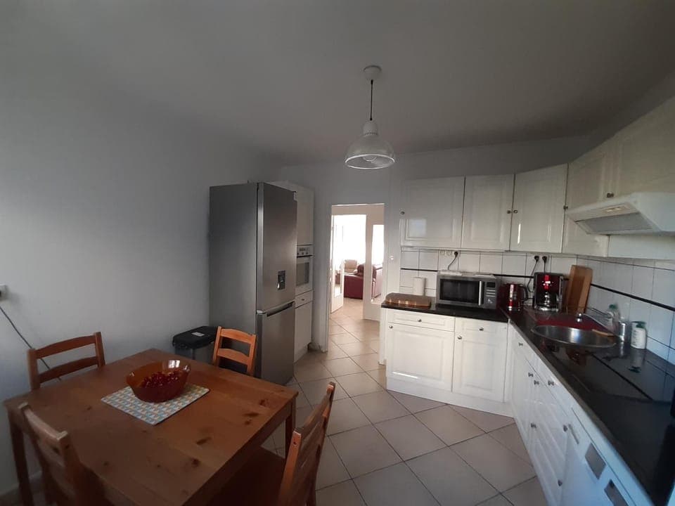 Kitchen or kitchenette, dishwasher, stove, toaster