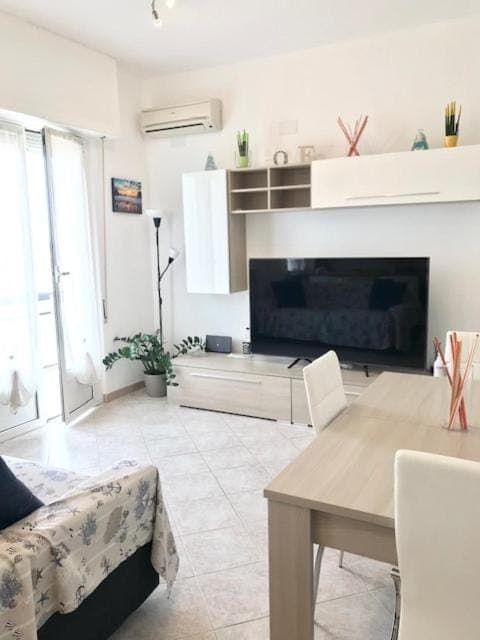 TV and multimedia, Living room, Seating area, air conditioner