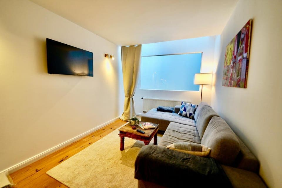 Communal lounge/ TV room, TV and multimedia, Living room, Seating area, Evening entertainment