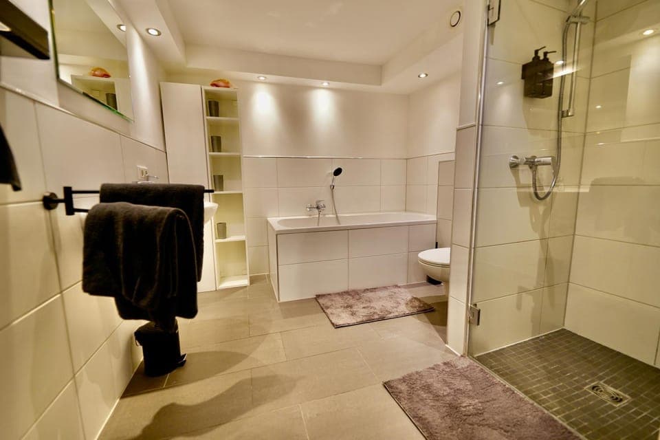 Shower, Toilet, Bathroom, Bath, towels