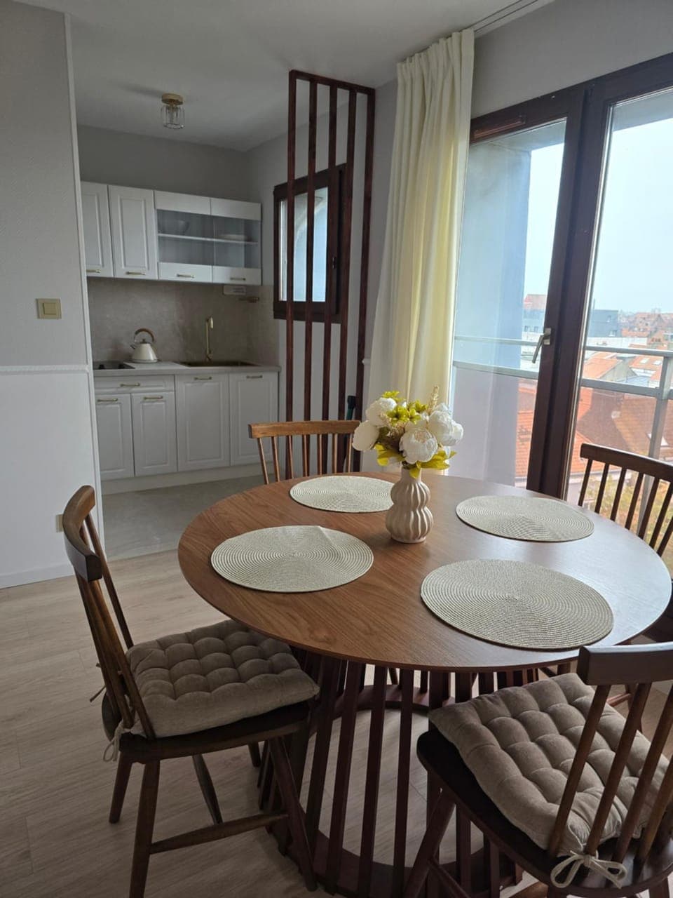 Kitchen or kitchenette, Seating area, stove