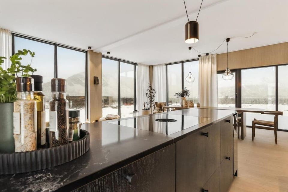 Kitchen or kitchenette, Dining area