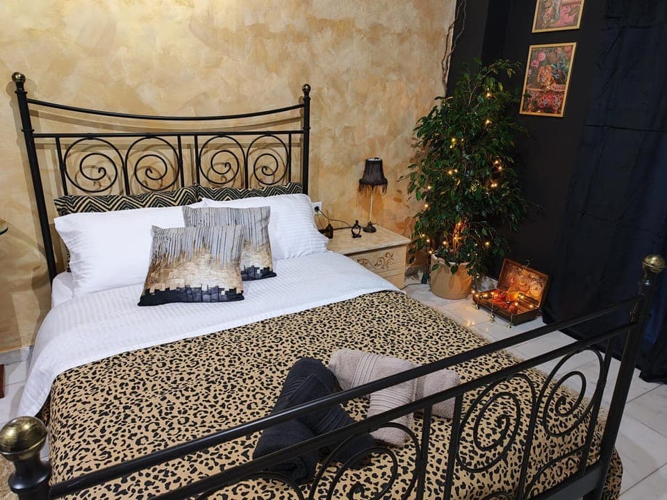 Bed, Bedroom, towels