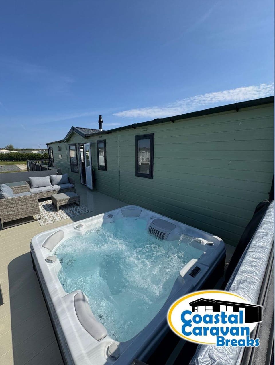 Property building, Patio, Hot Tub, Seating area, Dining area, sunbed