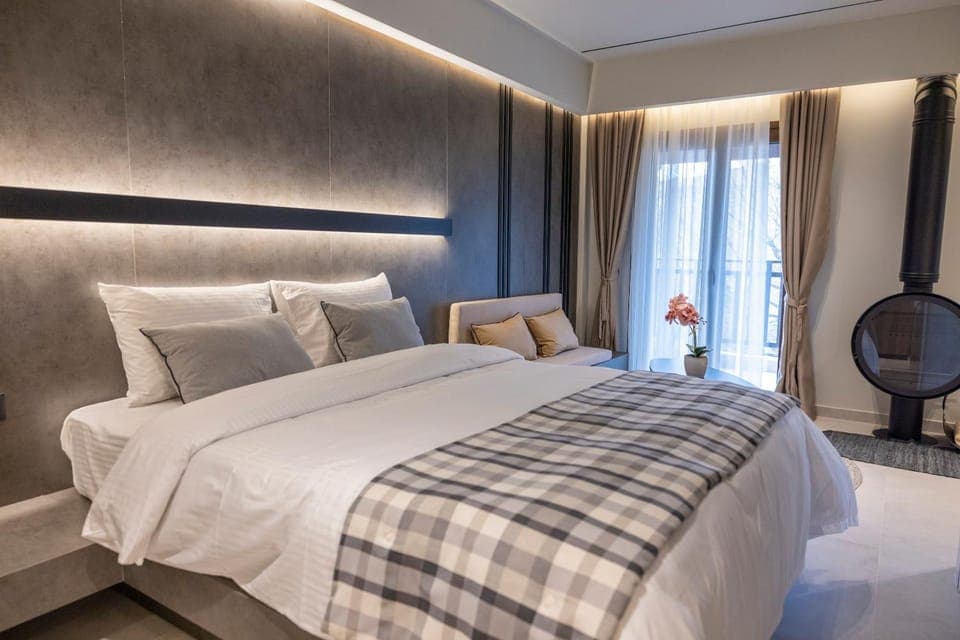 Bed, Photo of the whole room, Bedroom, fireplace