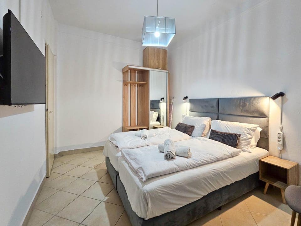 Bed, TV and multimedia, Photo of the whole room, Bedroom, towels, wardrobe