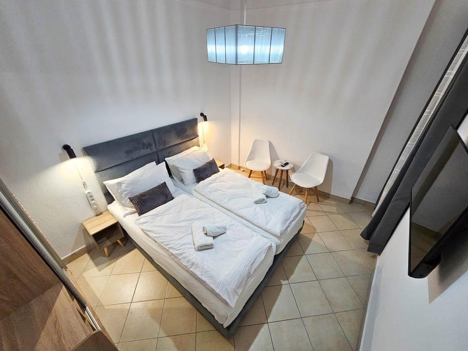 Bed, TV and multimedia, Photo of the whole room, Bedroom, towels